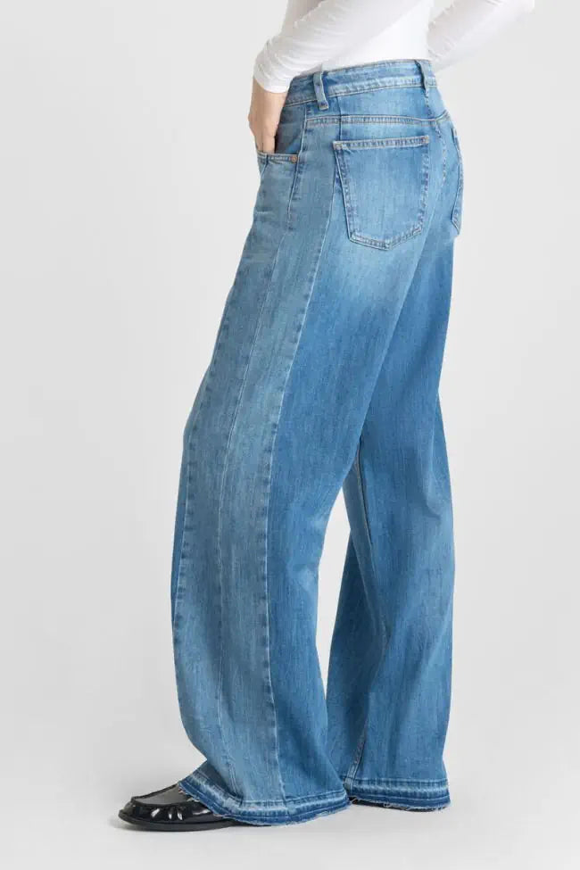 Side profile of the Lauryn Wide Leg Jeans in Aix Blue N°4.