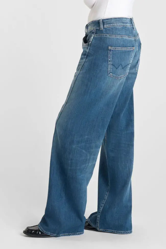 Model Side Left: Side profile of the Le Temps des Cerises Lauryn Wide Leg Jeans.