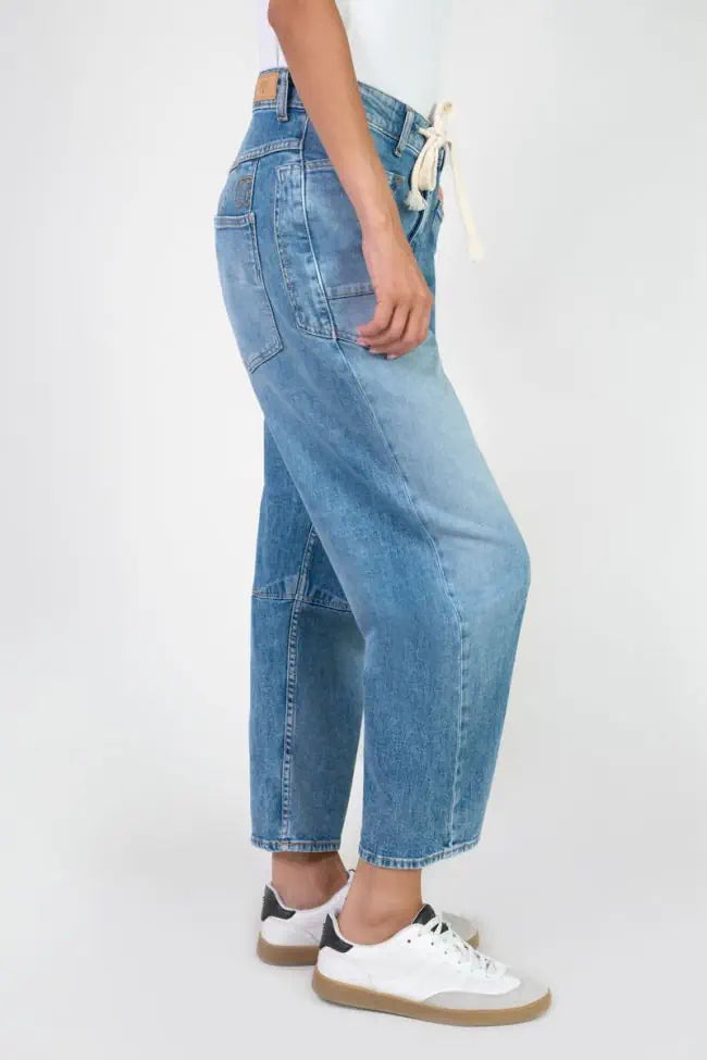 Side profile of Le Temps des Cerises Madie Denim Jeans in Blue showing the relaxed barrel-leg shape and premium denim finish.
