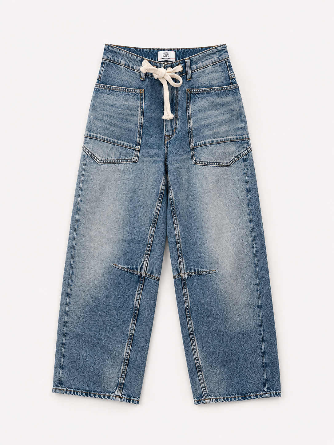 Le Temps des Cerises Madie jeans in No3 Stone Bleached Blue featuring a relaxed carpenter fit, front patch pockets and tie waist.