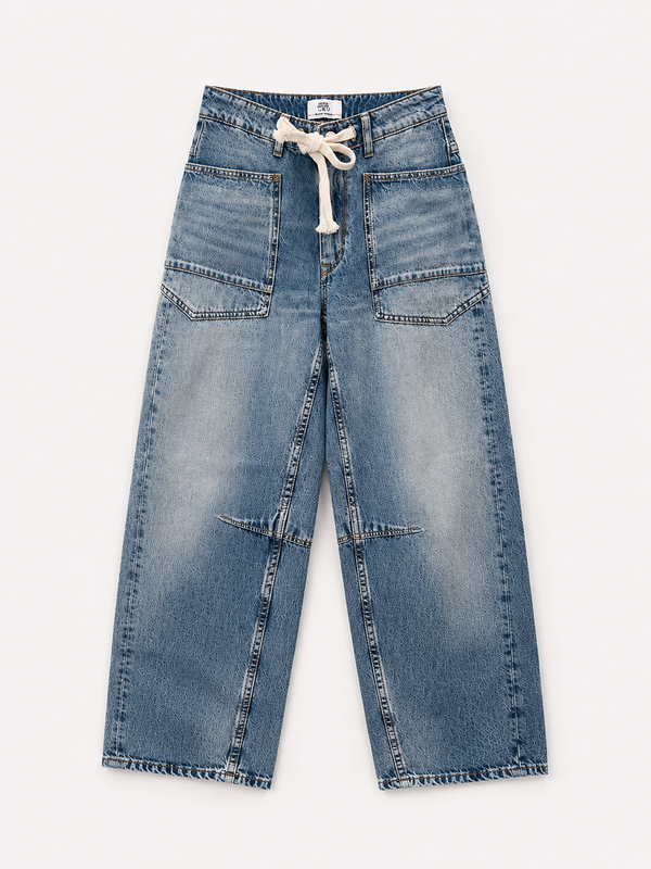 Le Temps des Cerises Madie jeans in No3 Stone Bleached Blue featuring a relaxed carpenter fit, front patch pockets and tie waist.