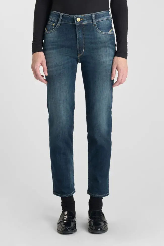Model wearing Le Temps des Cerises Pulp Regular Inge High Waist 7/8 Jeans.