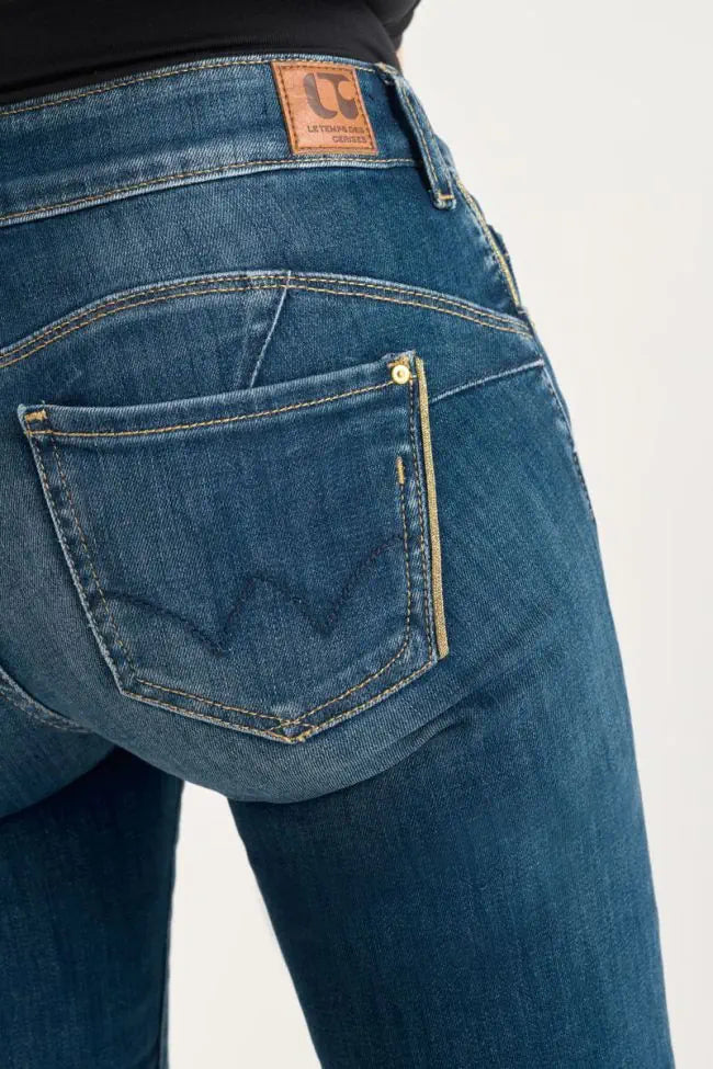 Close-up of the Le Temps des Cerises Pulp Slim Gaba Jeans back pocket in Blue N°3.