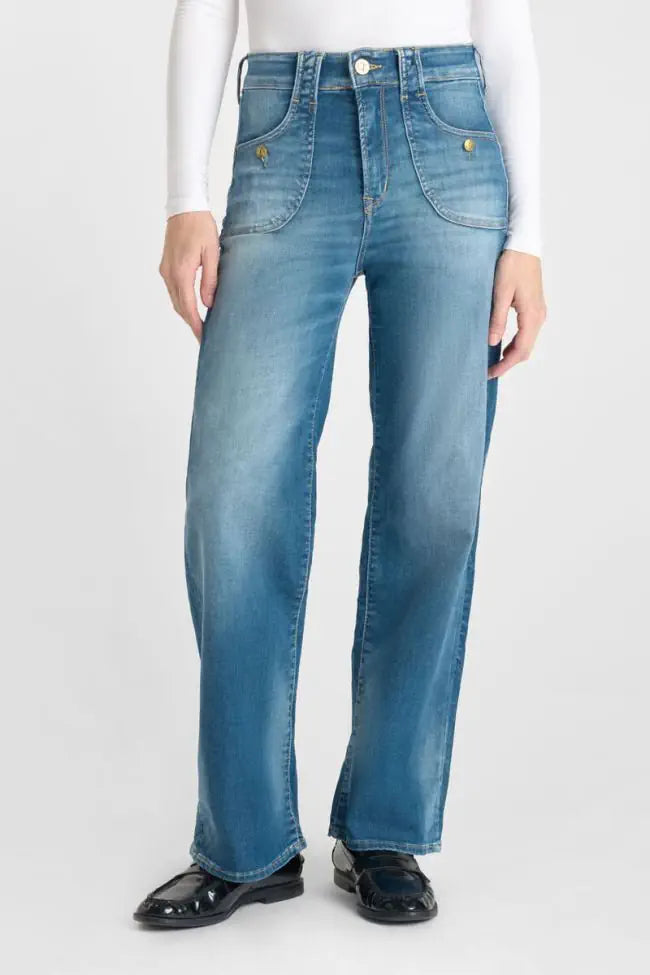 Model wearing Le Temps des Cerises Pulp Wide Leg Zim high-waist 7/8 jeans in Blue N°3.