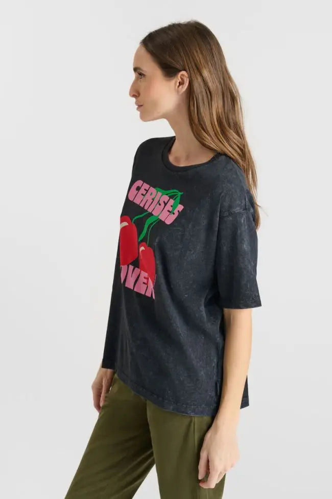 Side profile of Le Temps des Cerises Spears black graphic tee-shirt with relaxed fit and short sleeves