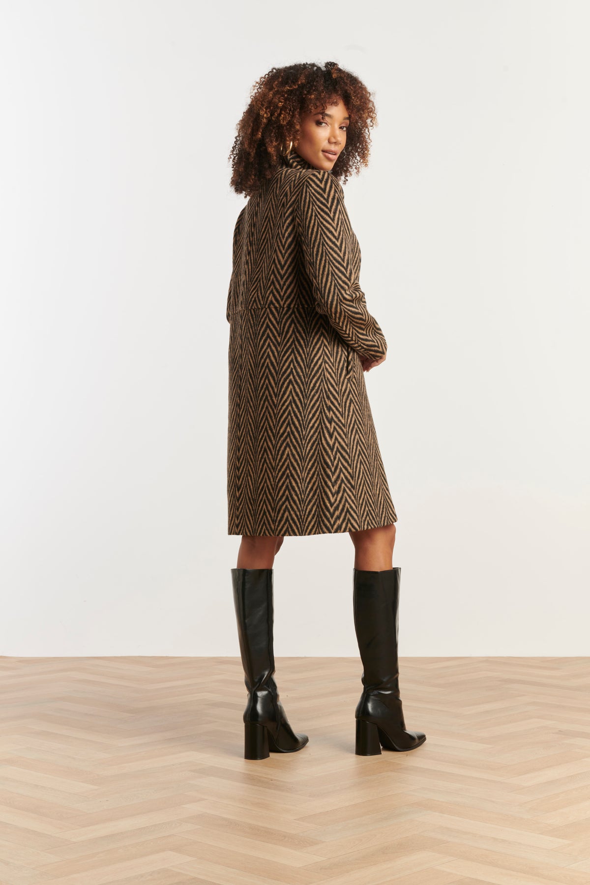 Smashed Lemon printed coat in black and brown, knee-length with high collar, side view
